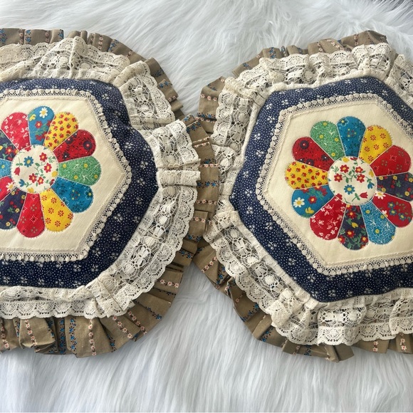 Lot of 2 Throw Pillows Multi Color Floral Vintage Cottagecore Home Decor - Picture 3 of 8